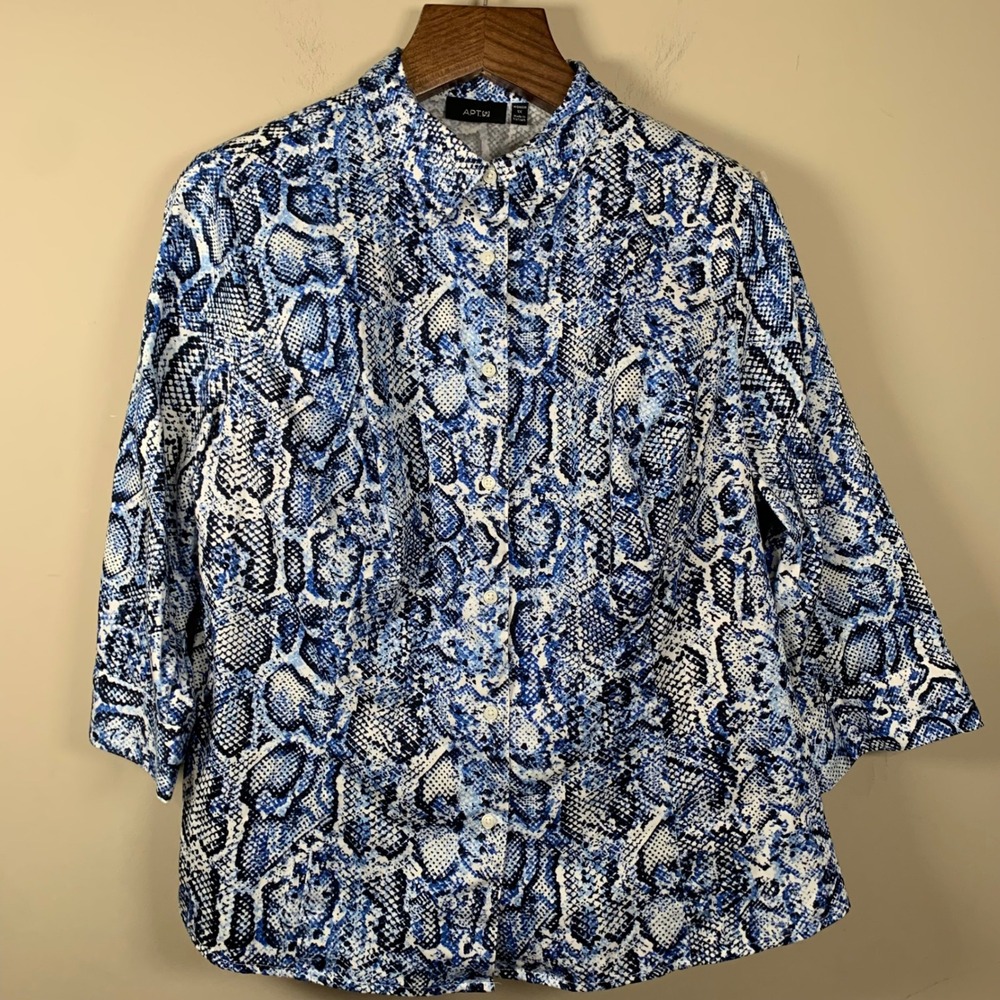 Apt 9 Woman 1X Blue/White/Black Snakeskin Print Button Down Shirt